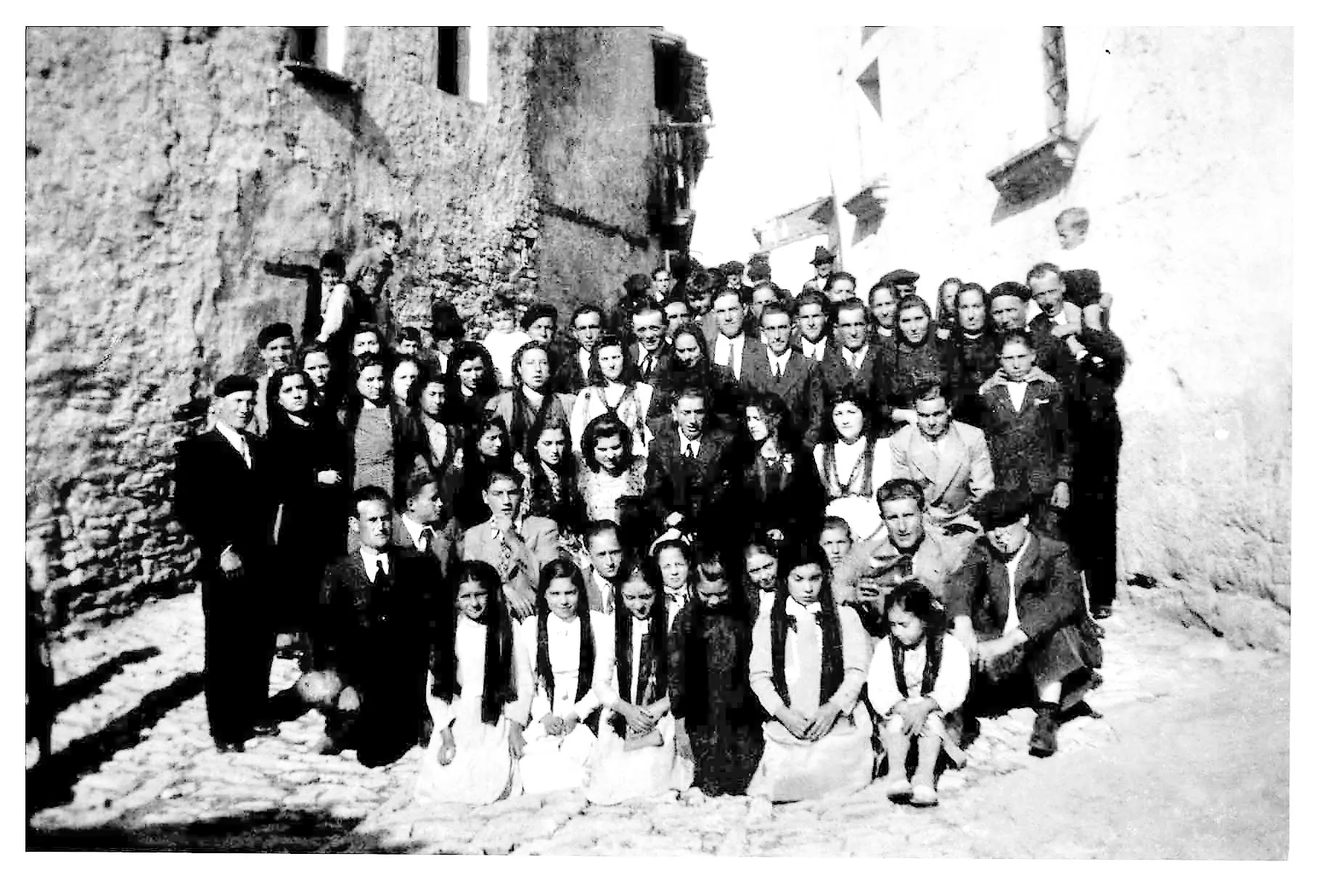 Una boda a Cinctorres cap a 1940, davant de la casa Santjoans