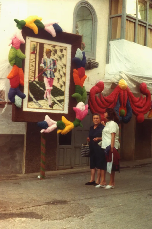 Carrer amb adornaments – Sexenni any 1982