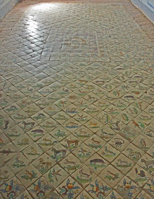 El paviment ceràmic del saló principal de la casa Santjoans
