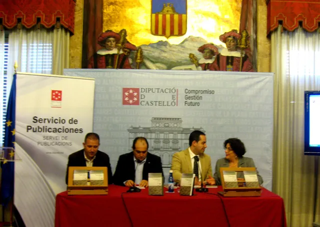La taula de la presentació, a la Sala de Premsa de la Diputació: l’autora, a la dreta.