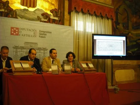 La presentació, amb el llibre damunt la taula.