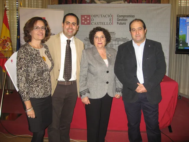 L’autora amb els diputats i l’alcalde de Cinctorres, després de l’acte.