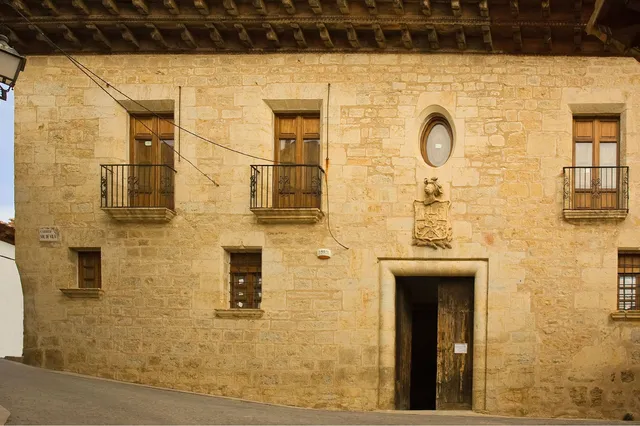 La façana de la casa Santjoans, a la plaça Vella de Cinctorres
