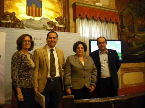Amb els diputats, davant del cartell de la Diputació.