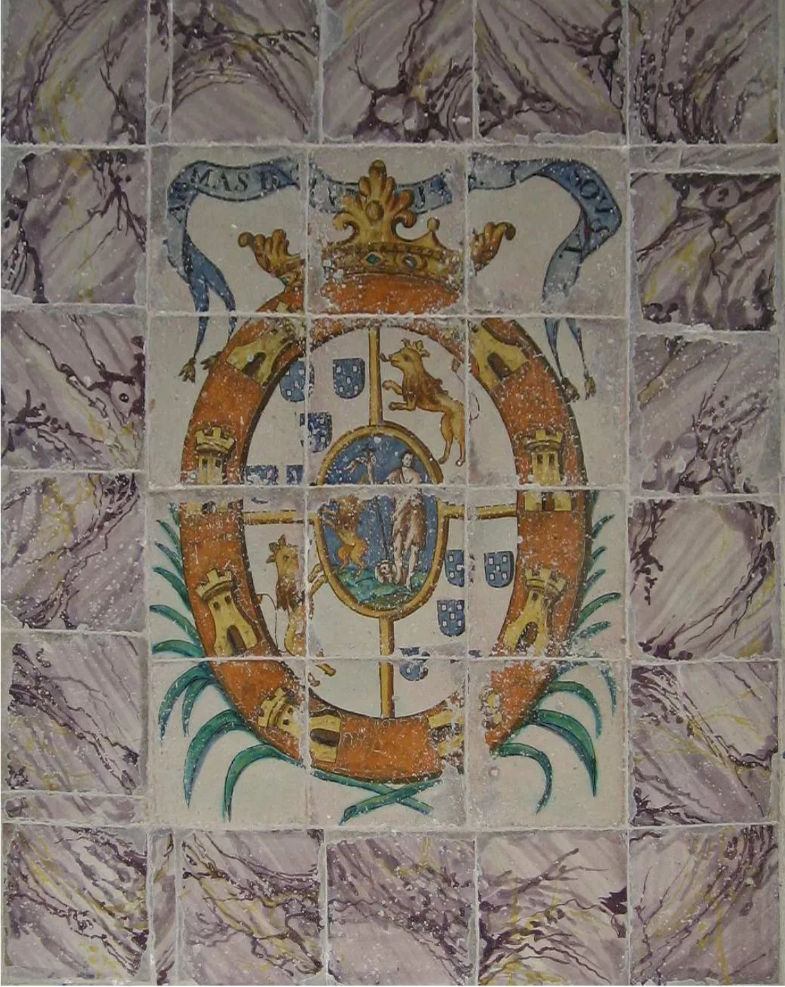 L’escut heràldic de Sanjoan i Sousa, al centre del paviment del saló