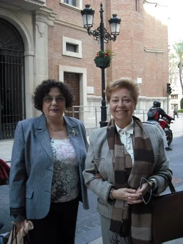 Amb una amiga, davant de la Diputació.