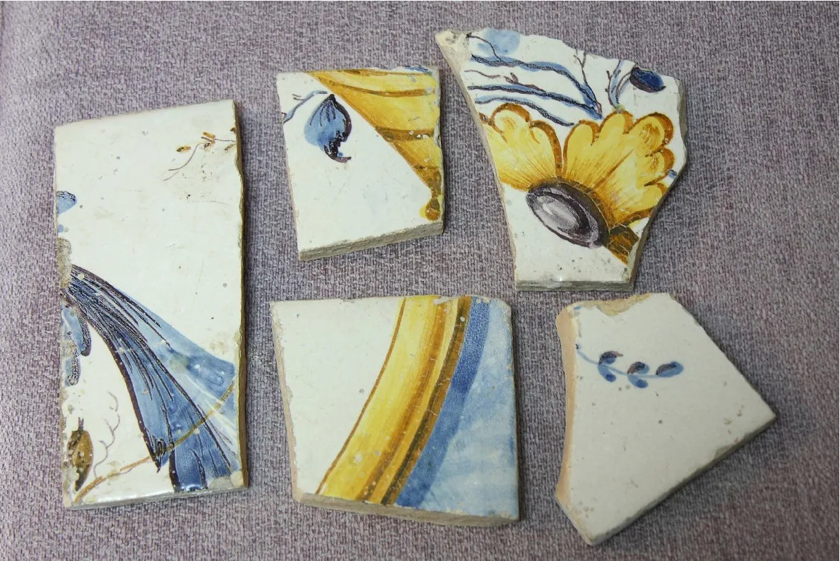 Els cinc fragments de rajola de la capella de Sant Vito