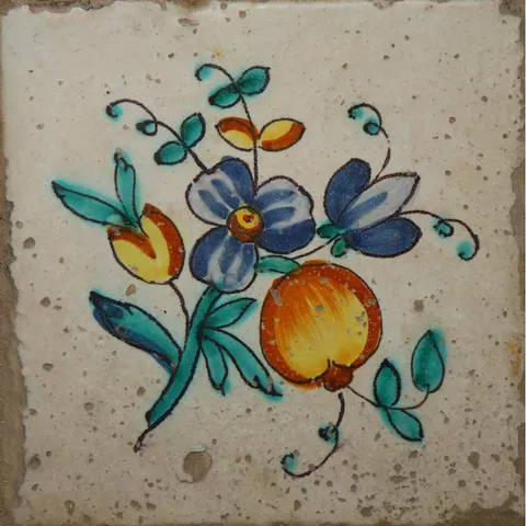 Ram de flors asimètric, amb taronja. circells, fulles i flor trímera.