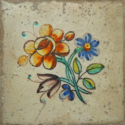 Ram asimètric, amb ranuncle, margarida, tulipa i fulles.
