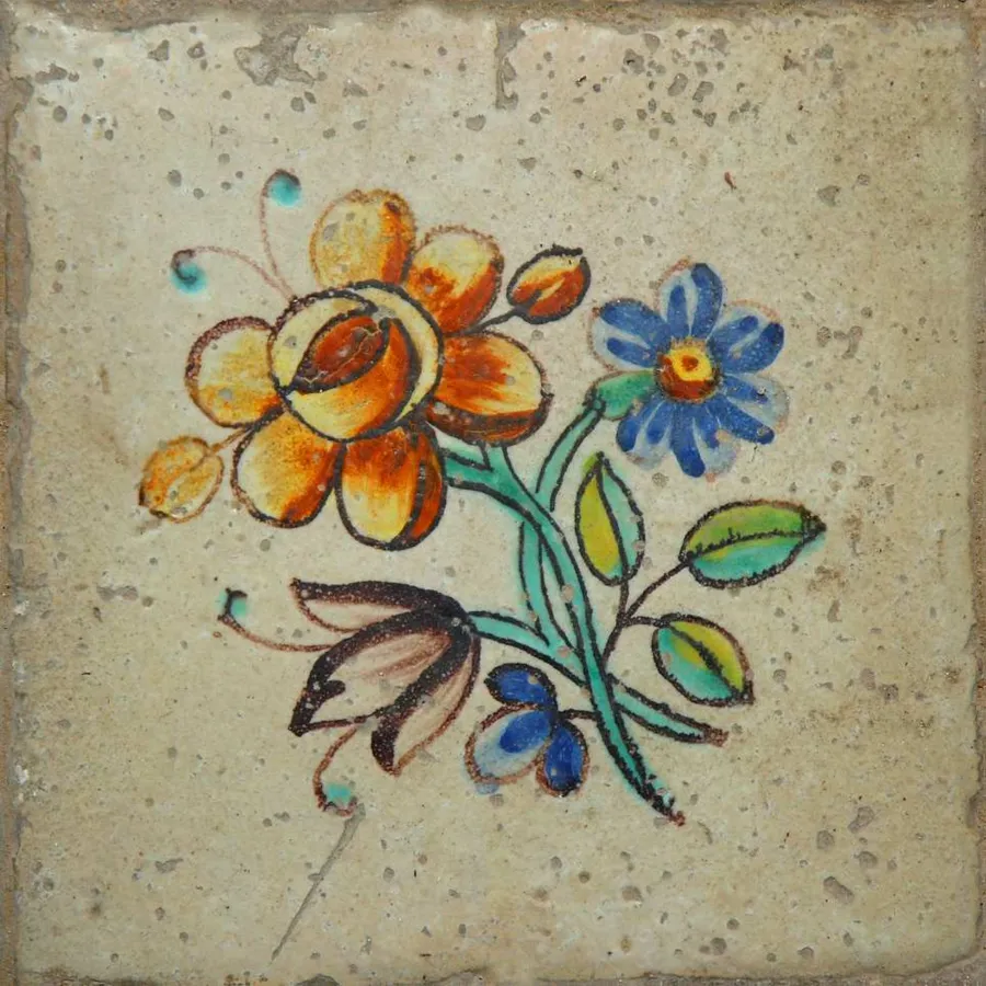 Ram asimètric, amb ranuncle, margarida, tulipa i fulles.